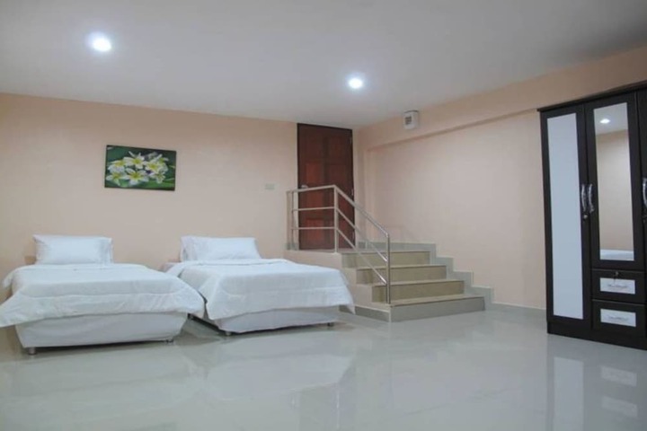 Room 4 of 17