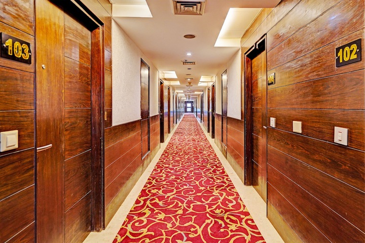 Ballroom/Hall 18 of 24