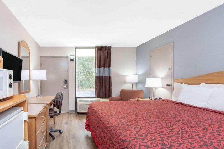 1 King Bed (3 of 9)