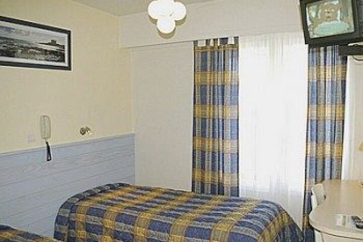 Room 8 of 18