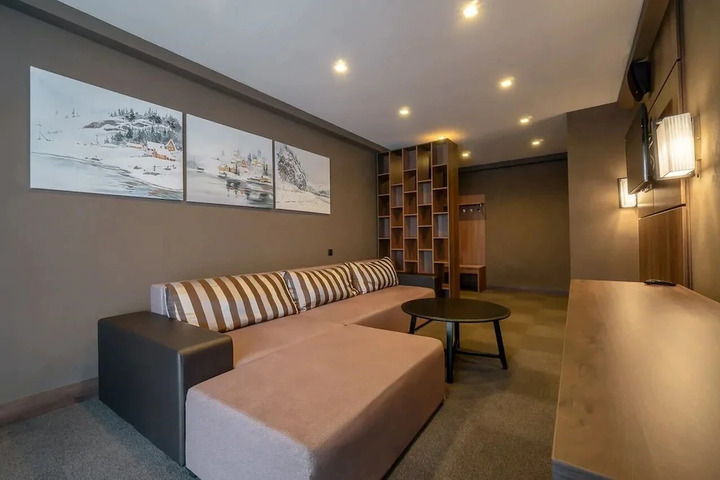 Room 4 of 10
