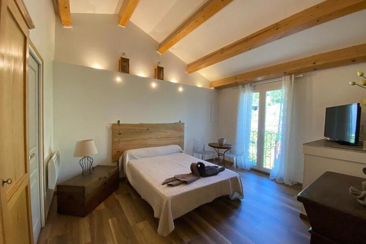 A MANDRIA appartements avec cuisine 30m2, patio, vue Montagnes et citadelle, 5 minutes à pied du centre ville et des rivières