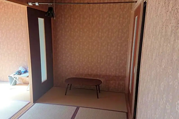Room 4 of 12