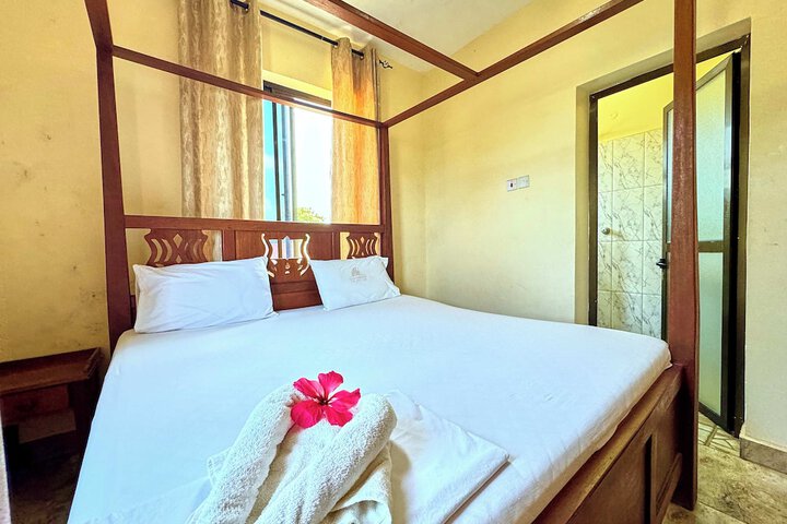 Room 4 of 9
