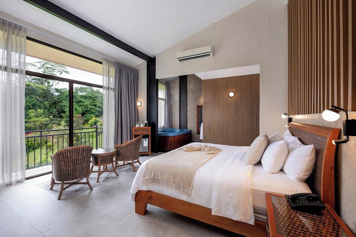 Room 13 of 77