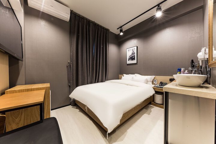 Room 9 of 43