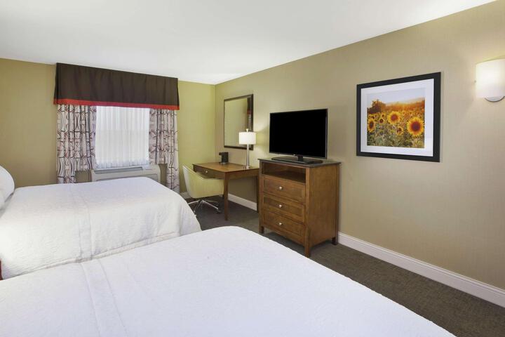 2 Queen Beds (6 of 8)