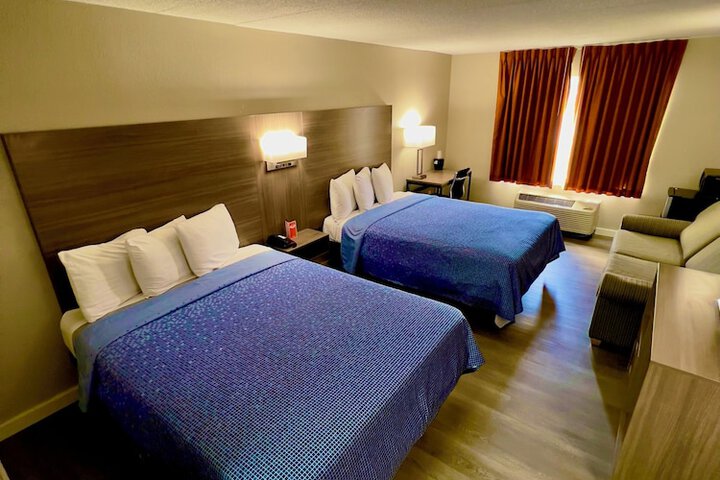2 Queen Beds (3 of 10)