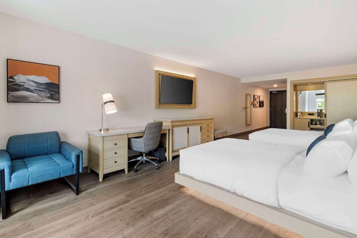 2 Queen Beds (10 of 12)