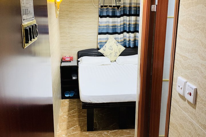 Room 9 of 142