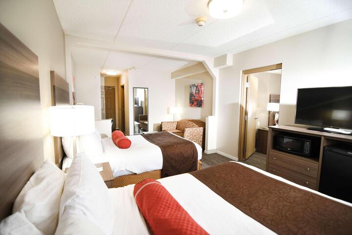 Accessible Suite King Bed Accessible Bathtub Microwave and Refrigerator WiFi Non S (13 of 39)