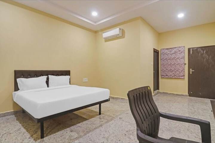 Room 6 of 9
