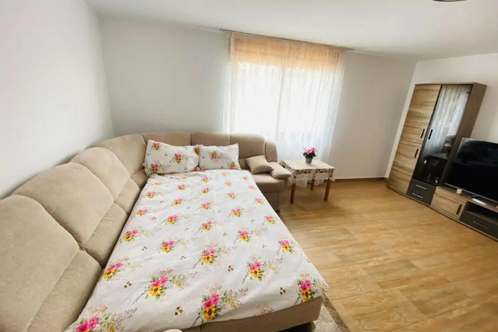 Room 4 of 10