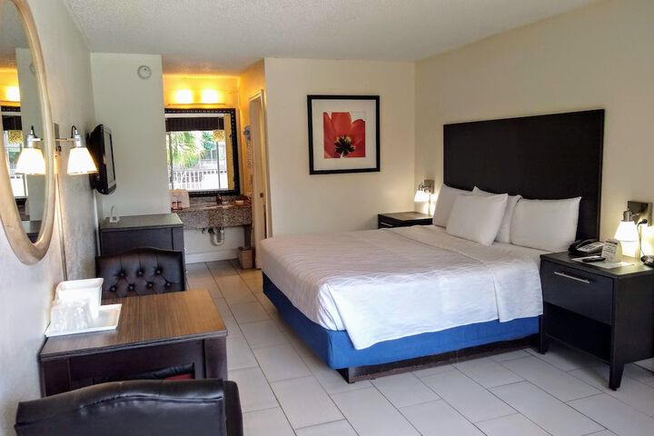 1 King Bed (1 of 7)