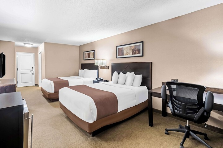 Accessible 1 Queen Accessible Walk in Shower Sofa Bed Microwave and Refrigerator WiFi Full Breakfast (16 of 16)