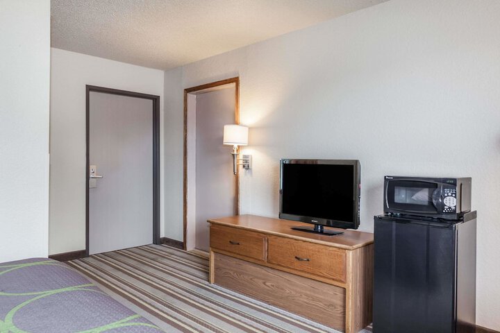 1 Queen Bed (1 of 12)
