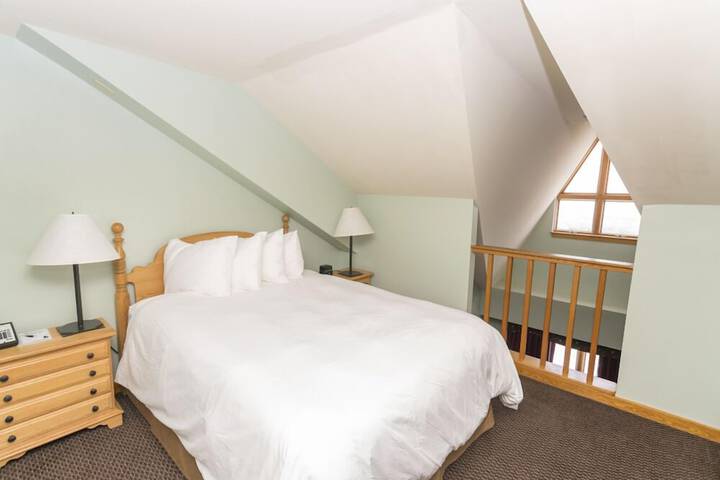 1 Queen Bed (13 of 17)