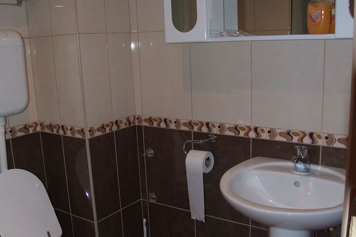 Room 10 of 18