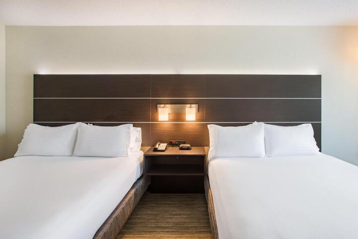 2 Queen Beds (1 of 14)