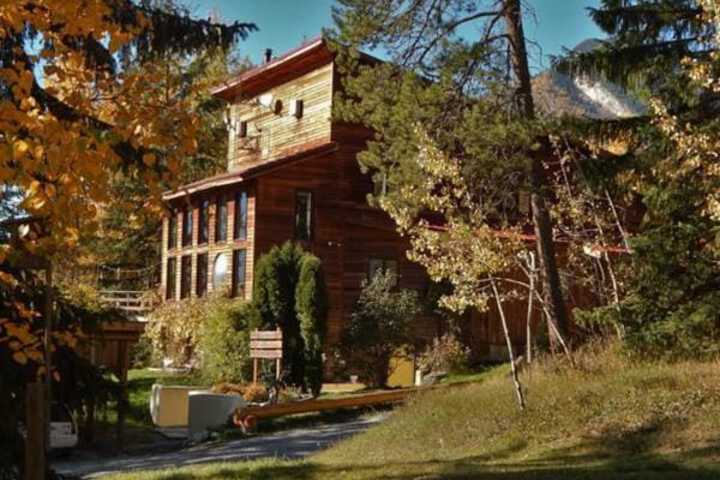 Exterior of Goldenwood Lodge
