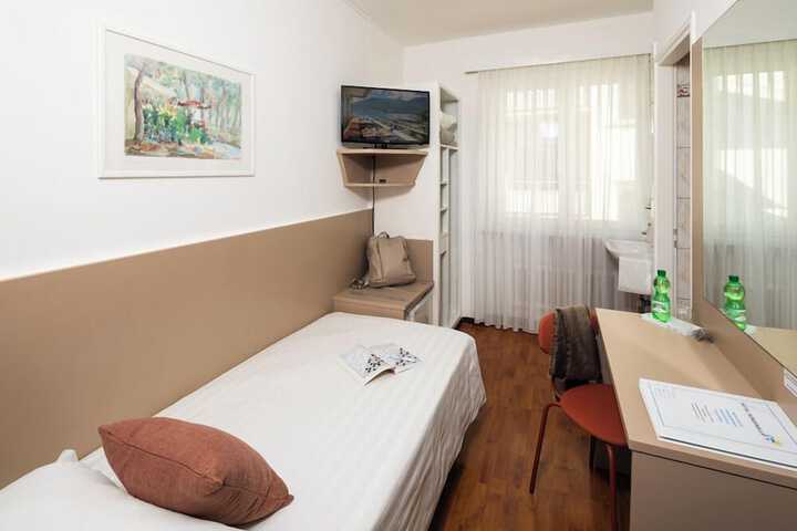 Room 16 of 44