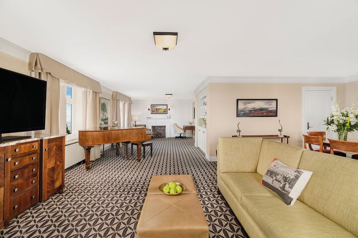 Room 4 of 76
