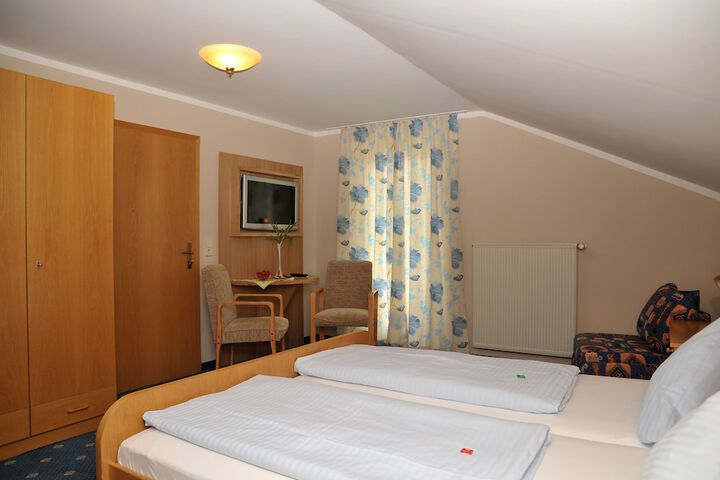 Room 4 of 40
