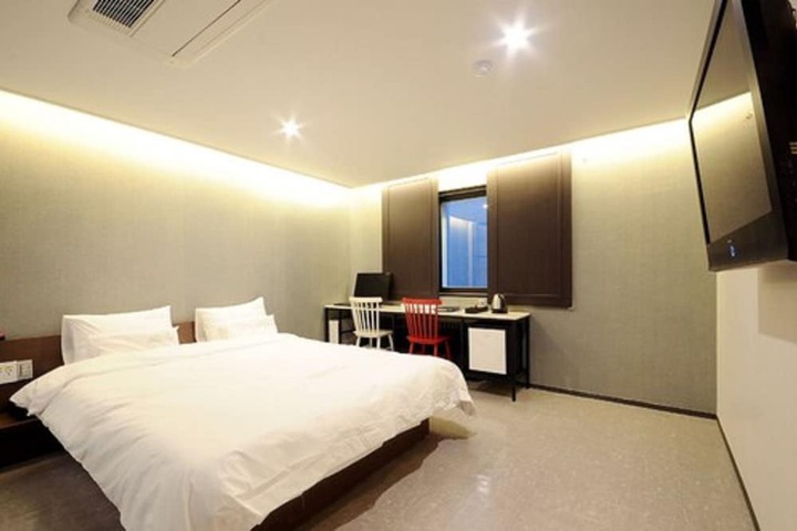 Room 28 of 32