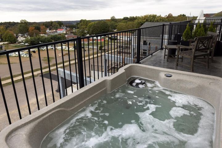 Romantic Suite 1 King Bed Jetted Tub City View (13 of 29)