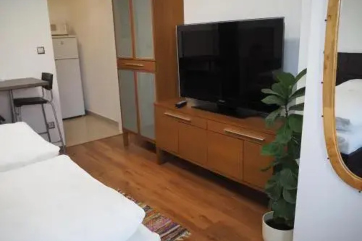 Room 7 of 12