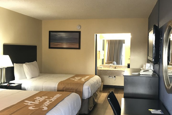 2 Queen Beds (1 of 11)