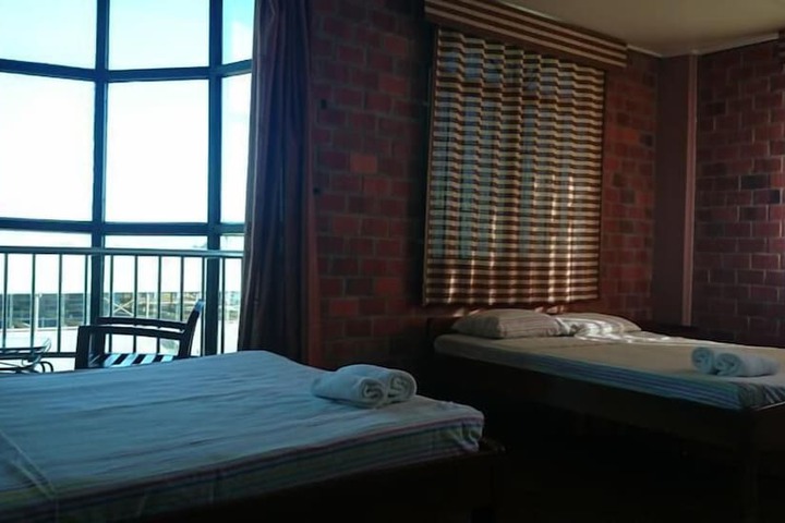 Room 13 of 18