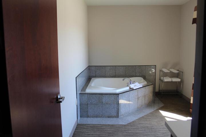 2 Queen Standard Comm Mobility Accessible Tub (6 of 10)