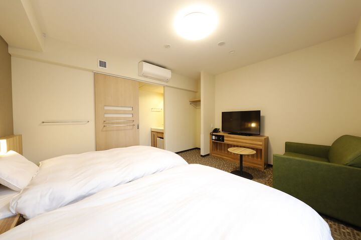 Room 4 of 90
