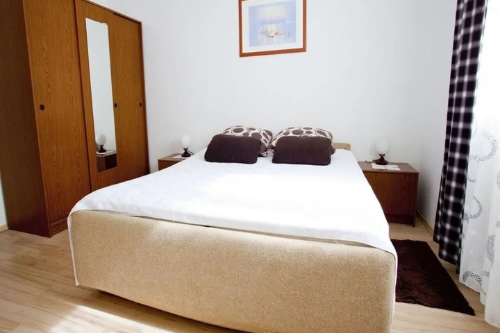 Room 4 of 13