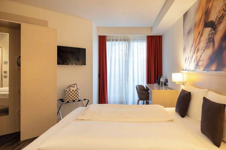 Room 6 of 62