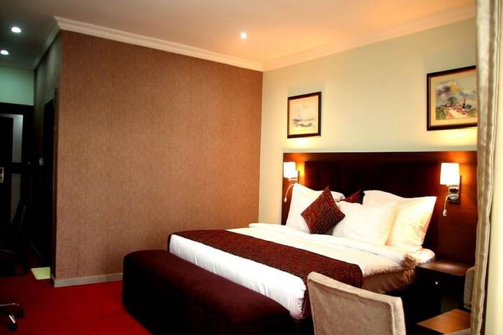 Room 4 of 17