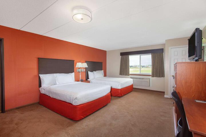 2 Queen Beds (5 of 6)