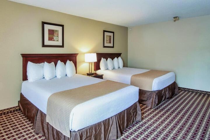2 Queen Beds (5 of 8)