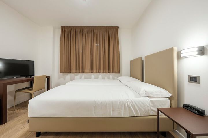 Room 3 of 38