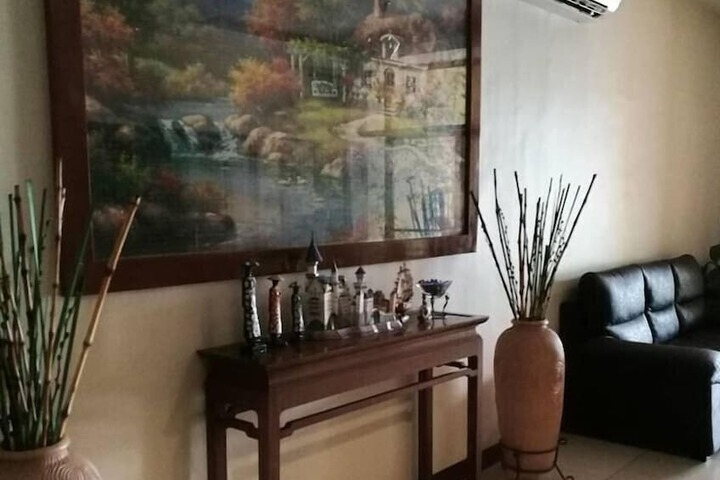 Lounge 10 of 16