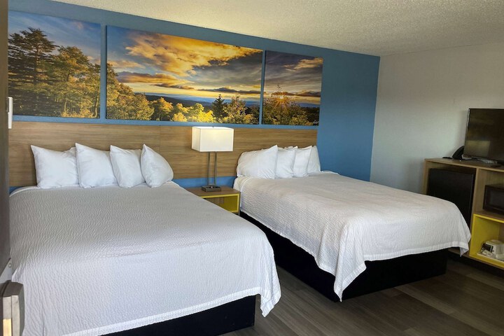 Room 4 of 8