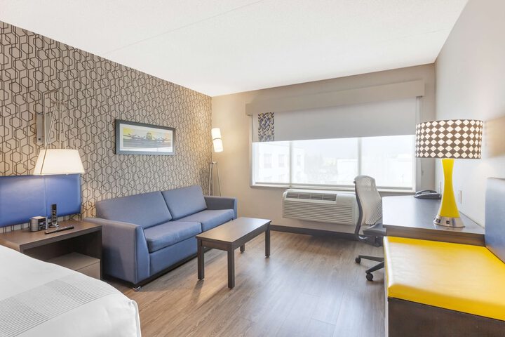 1 King Bed Sofa Bed Microwave and Refrigerator Keurig Coffee Maker Walk in Shower Full Breakfast (13 of 13)
