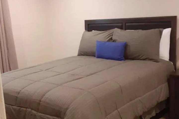 Room 4 of 8