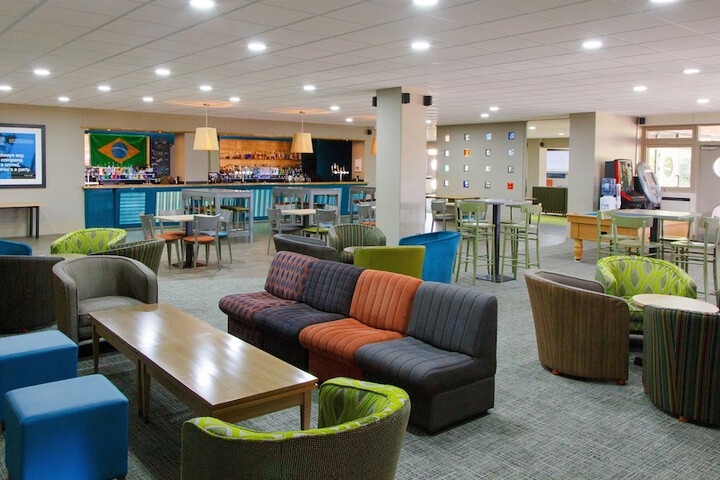Lounge 33 of 48
