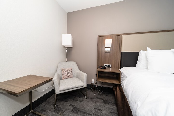 1 King Bed Accessible (11 of 33)