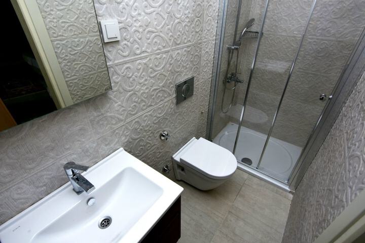 Room 3 of 37