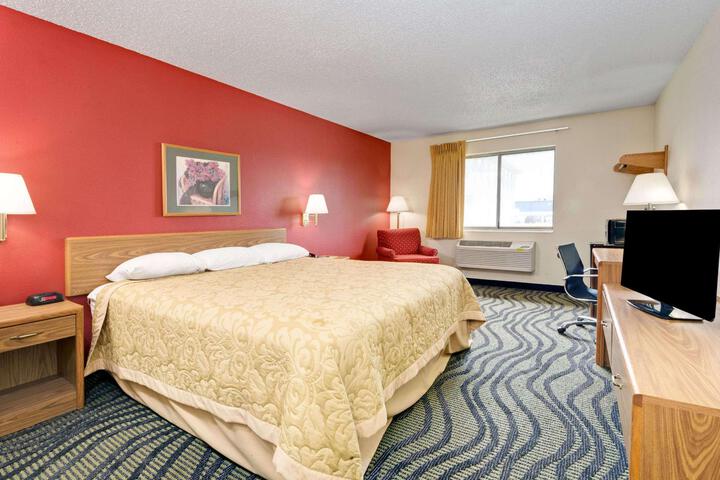 1 Queen Bed Mobility Accessible (7 of 15)