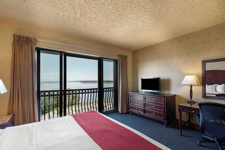 1 King Bed Accessible (8 of 20)