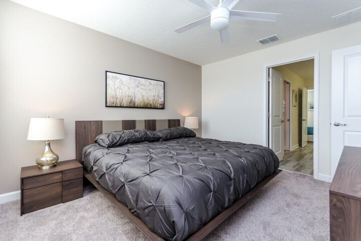 Room 4 of 32